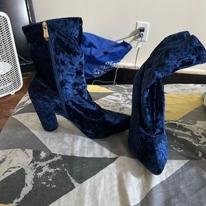 Blue velour boots with zipper